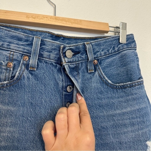 Levi’s 501 High Waisted Denim Jeans Distressed Front Women’s Size 27 - Picture 7 of 12